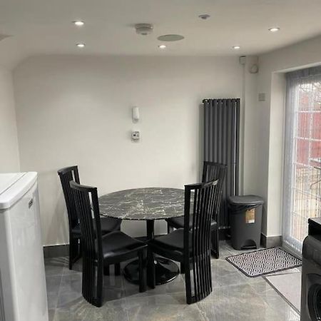 Villa 2 Bed House Sleeps 4-5 Liverpool Exterior foto
