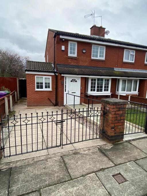 Villa 2 Bed House Sleeps 4-5 Liverpool Exterior foto