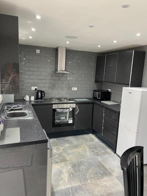 Villa 2 Bed House Sleeps 4-5 Liverpool Exterior foto